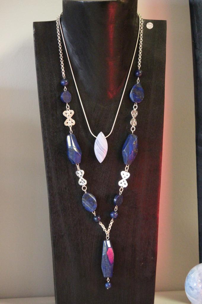 Collier long lapis lazuli + pendentif calcédoine
