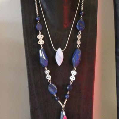 Collier long lapis lazuli + pendentif calcédoine