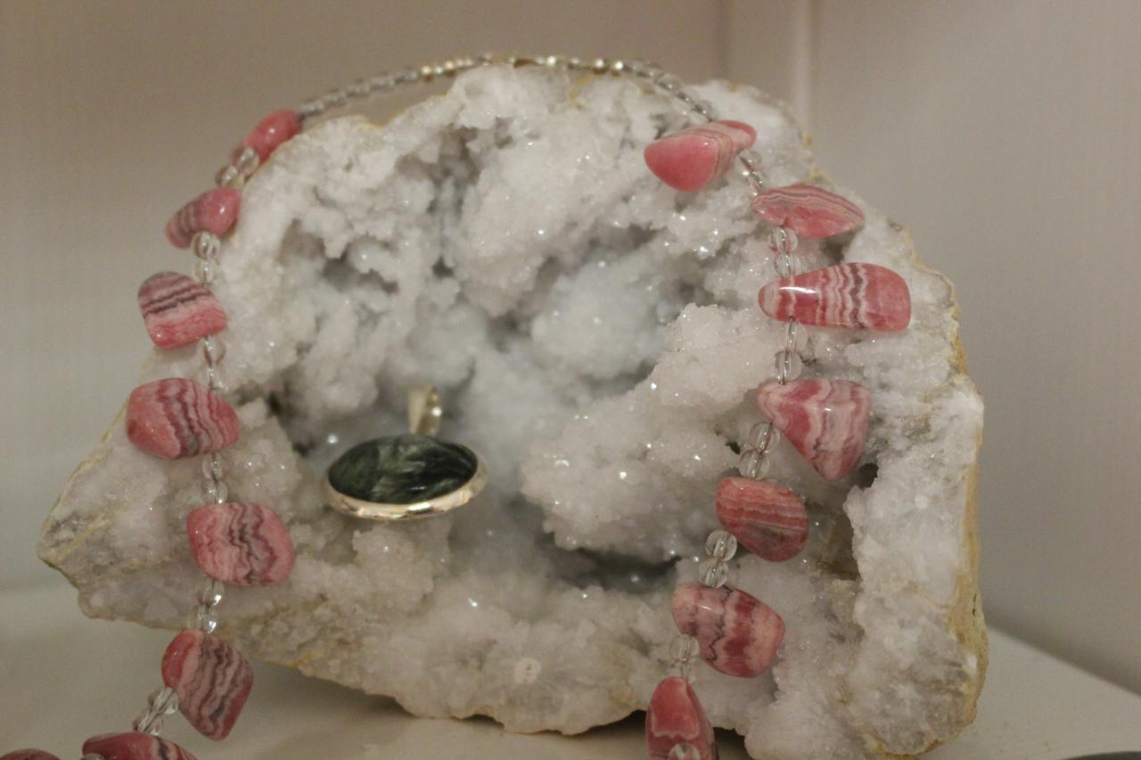 Collier rhodochrosite + pendentif séraphinite sur géode de quartz