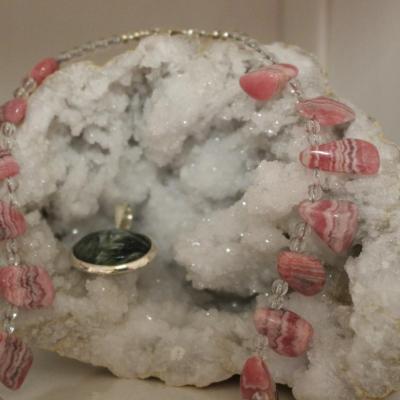 Collier rhodochrosite + pendentif séraphinite sur géode de quartz