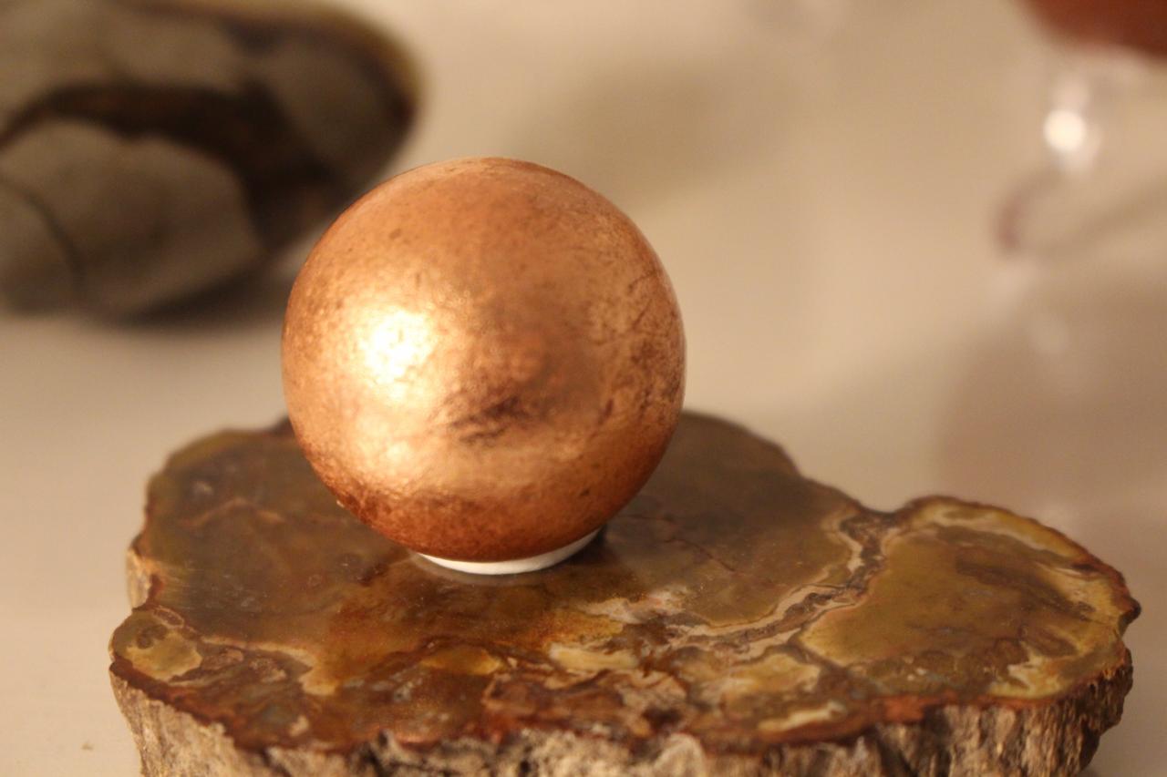 Sphère de cuivre sur bois fossilisé