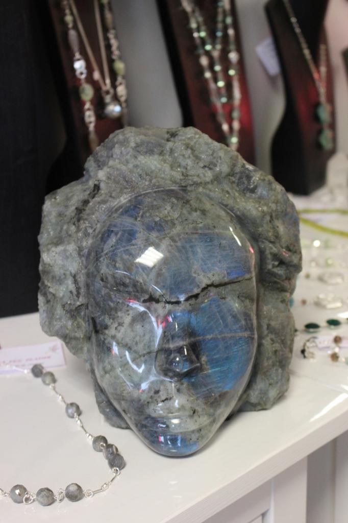 Visage sculpté en labradorite